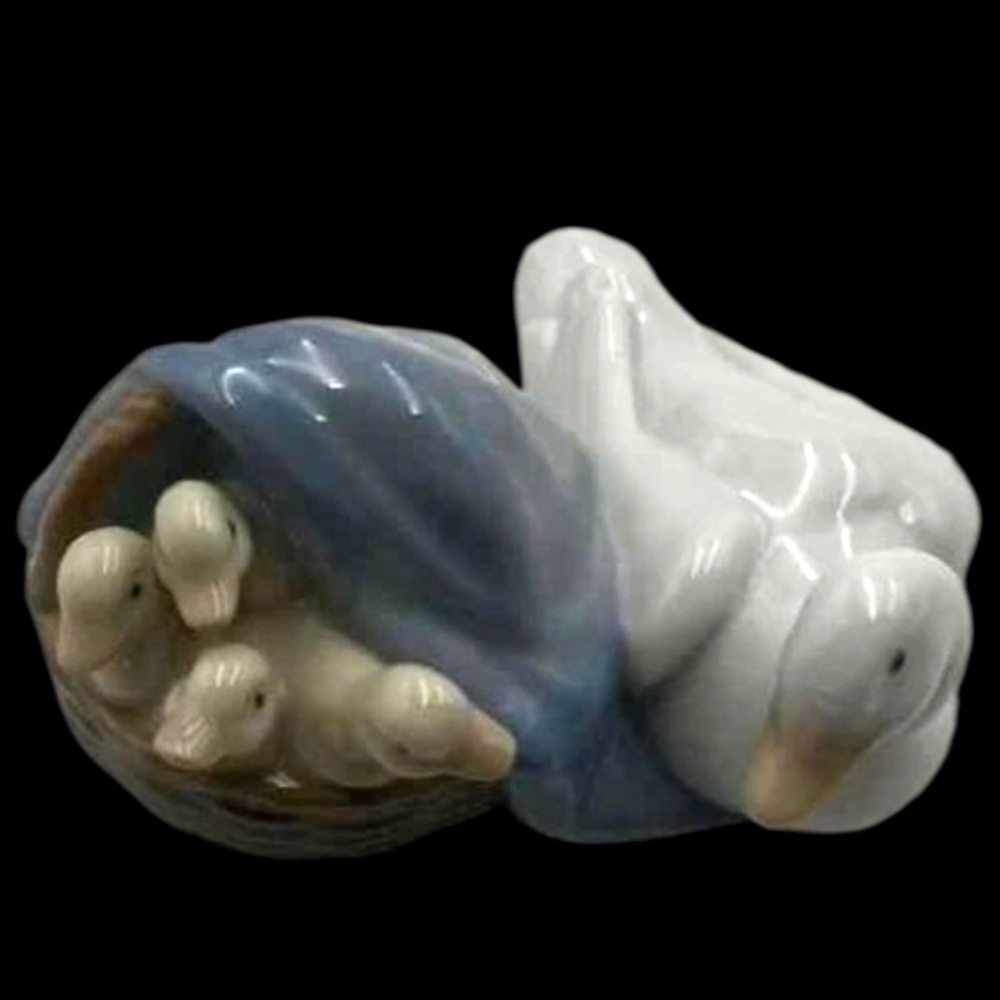 Lladro Porcelain Mother Duck and Ducklings Figurine